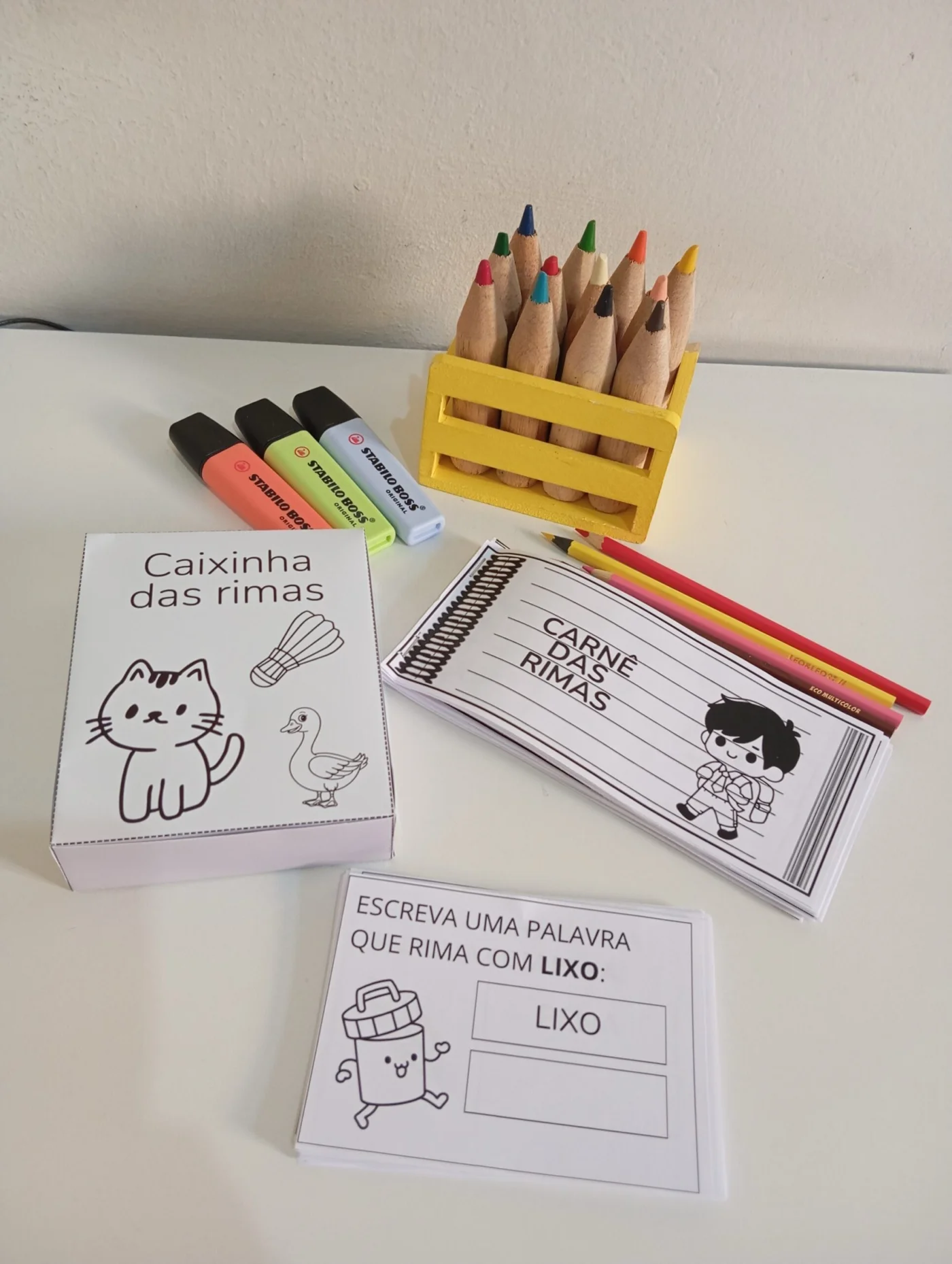 Caixa e carnê das rimas — amostra 5: Carnê das Rimas + Caixinha das Rimas A criança explora o mundo das palavras de forma…