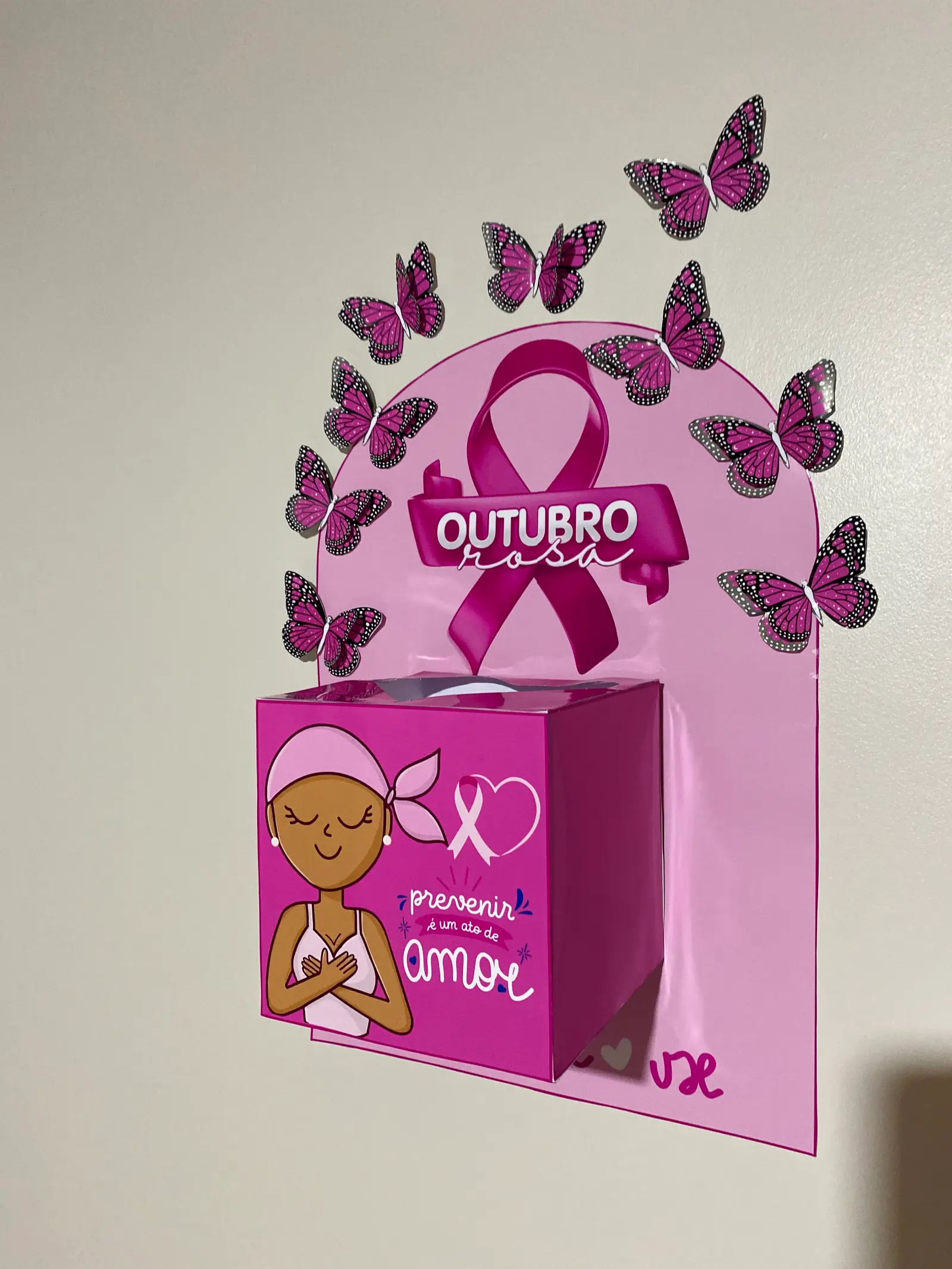 Caixa Outubro Rosa – Prevenção e Cuidado — amostra 1: Caixa temática Outubro Rosa com mensagem de prevenção e cuidado,…