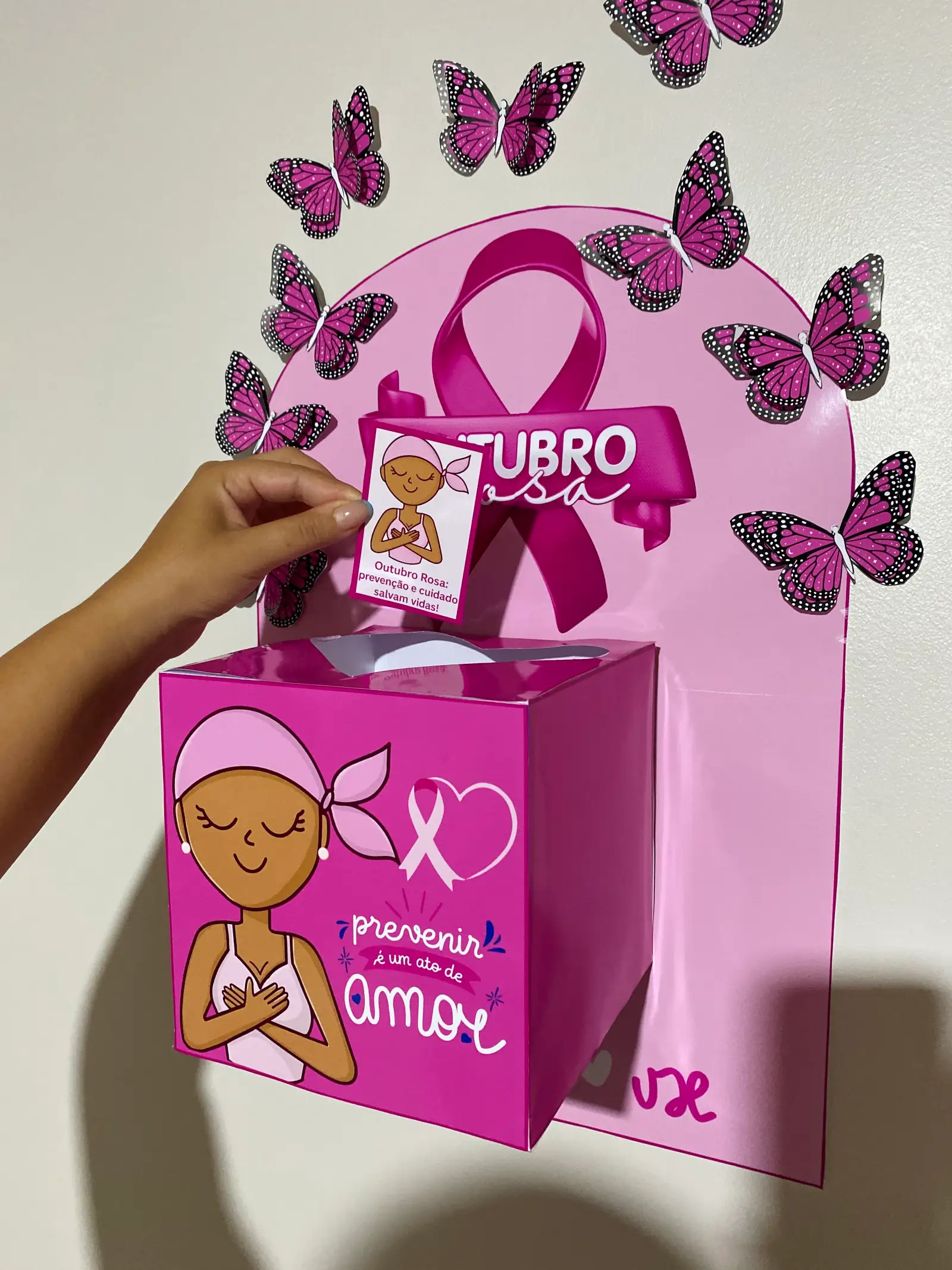 Caixa Outubro Rosa – Prevenção e Cuidado — amostra 4: Caixa temática Outubro Rosa com mensagem de prevenção e cuidado,…