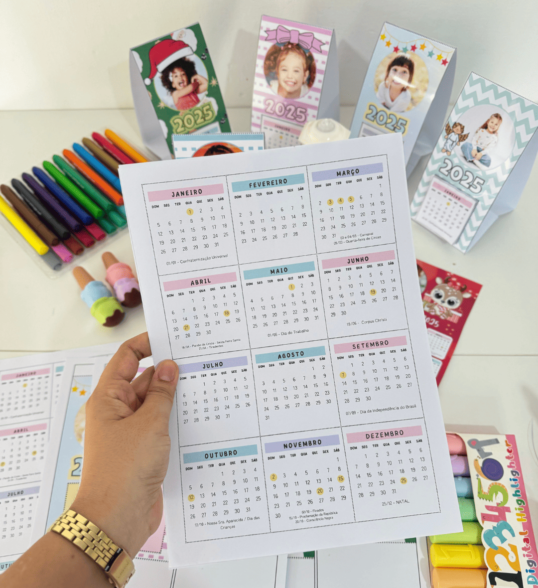 Calendário de Mesa 2025 para Personalizar com Foto da Criança — amostra 1: Calendário de Mesa 2025 com foto da criança
