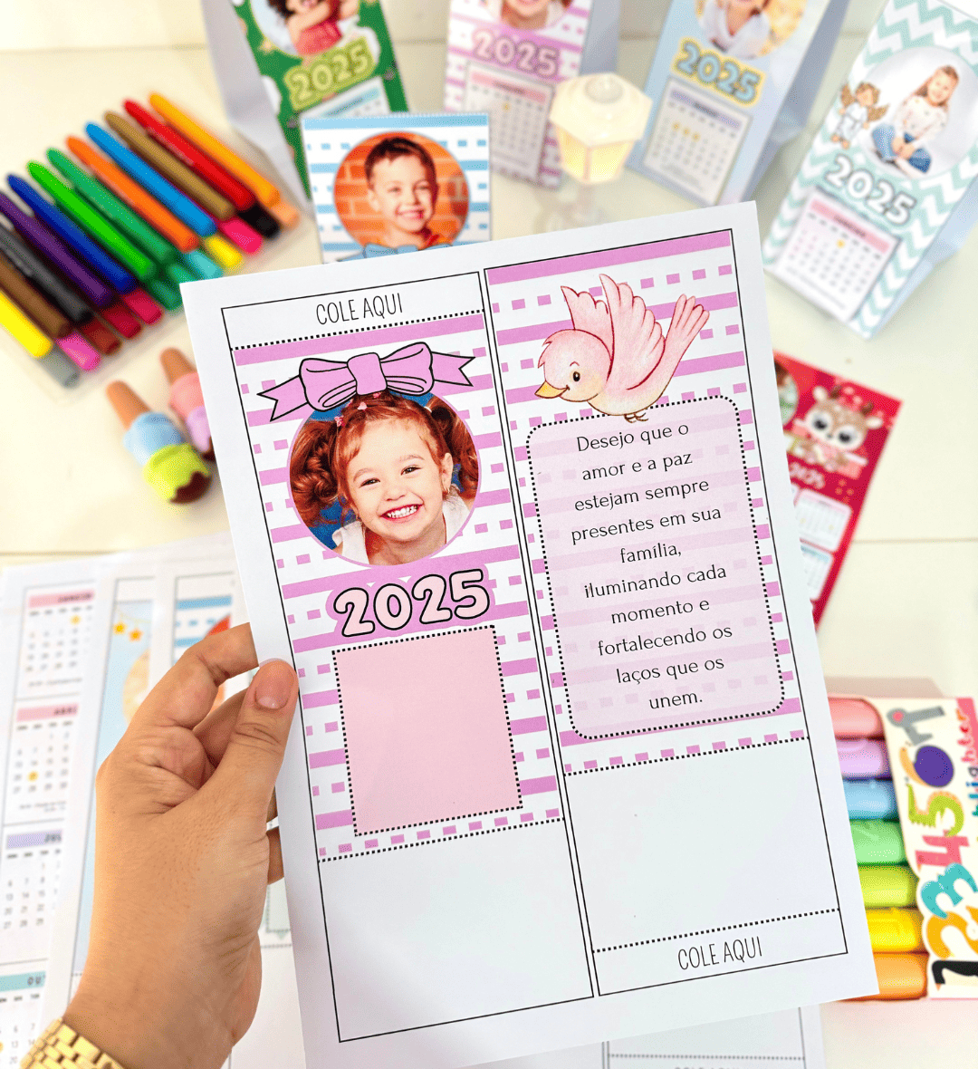 Calendário de Mesa 2025 para Personalizar com Foto da Criança — amostra 2: O que vem no material