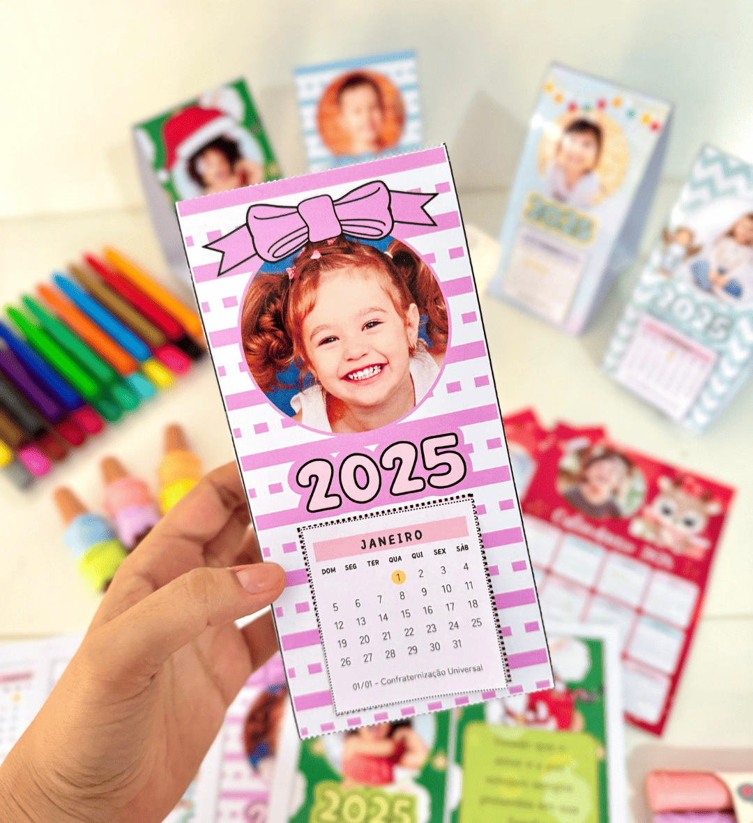 Calendário de Mesa 2025 para Personalizar com Foto da Criança — amostra 5: Prepare uma lembrancinha de final de ano com o…