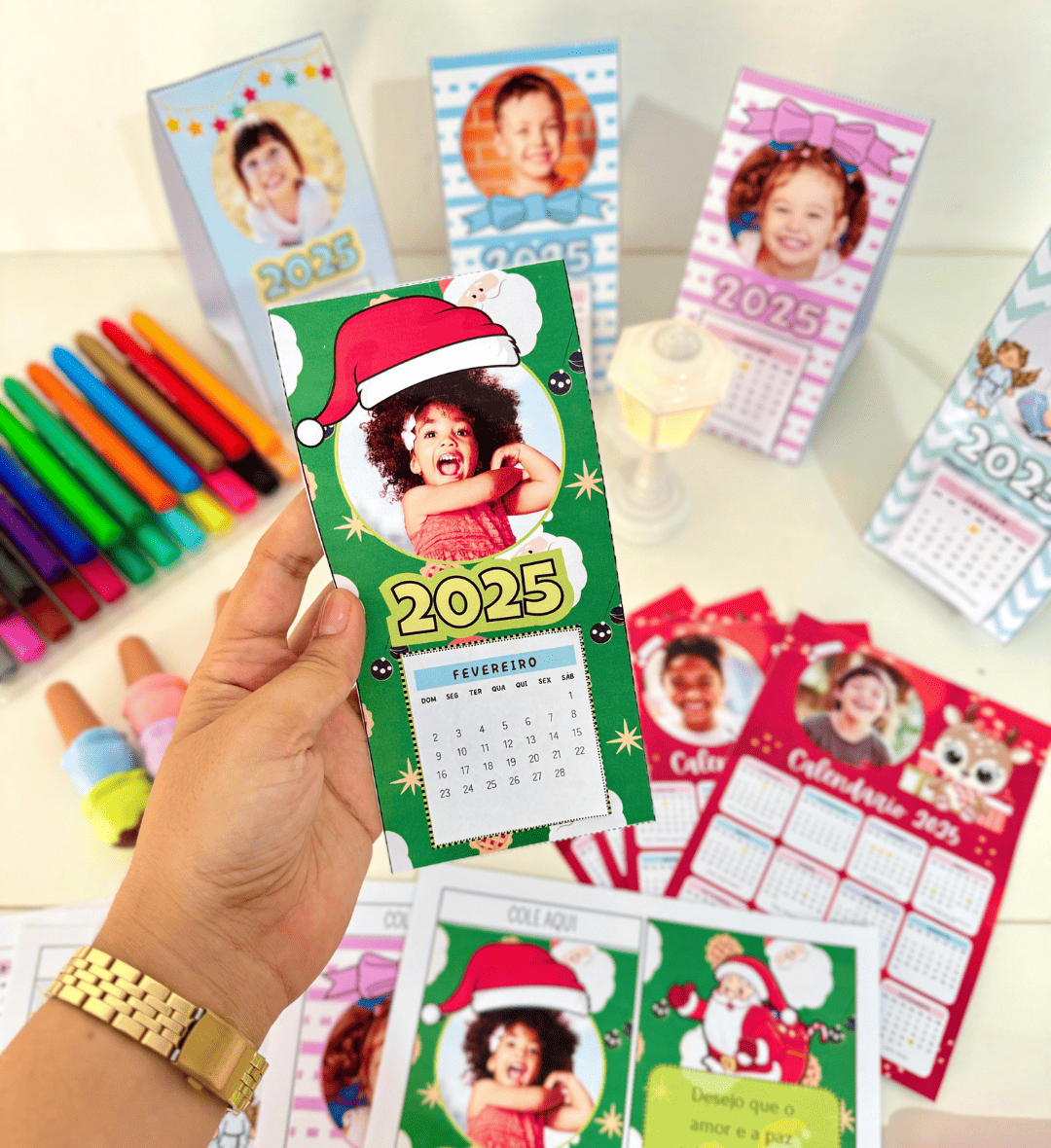 Calendário de Mesa 2025 para Personalizar com Foto da Criança — amostra 6: Prepare uma lembrancinha de final de ano com o…