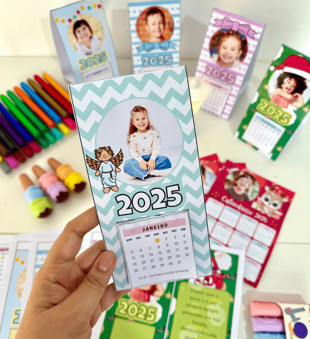 Calendário de Mesa 2025 para Personalizar com Foto da Criança — amostra 7: Prepare uma lembrancinha de final de ano com o…