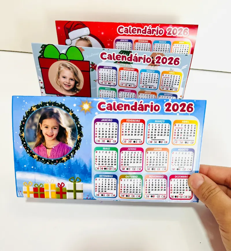 Calendário de Mesa 2026 Editável com Foto para Lembrancinha Escolar — amostra 5: Personalize uma lembrancinha de fim de ano…
