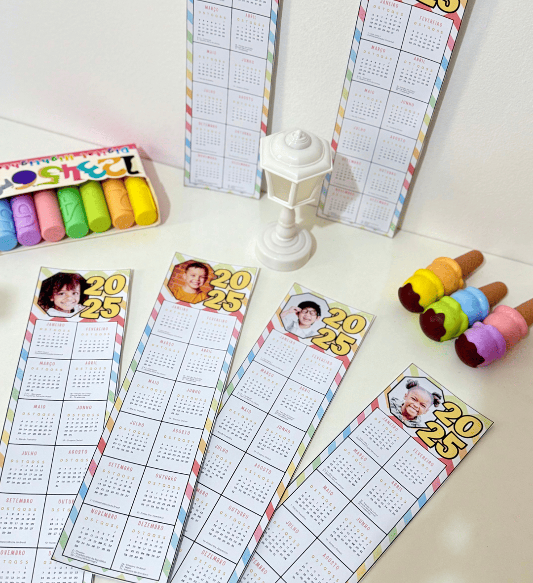 Calendário Marca Páginas 2025 Personalizável com Foto — amostra 1: Calendário marca páginas 2025 com foto da criança