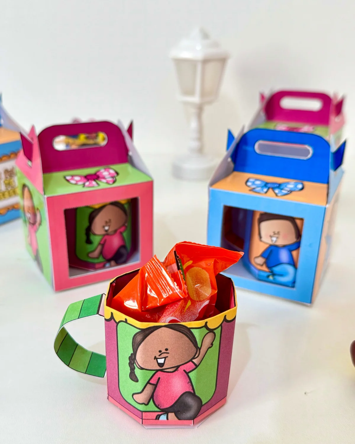 Canecas Volta às Aulas – PDF para Imprimir — amostra 4: A lembrancinha pode ser personalizada com doces, bilhetes ou… Canecas Volta às Aulas – PDF para Imprimir — amostra 4: A lembrancinha pode ser personalizada com doces, bilhetes ou…