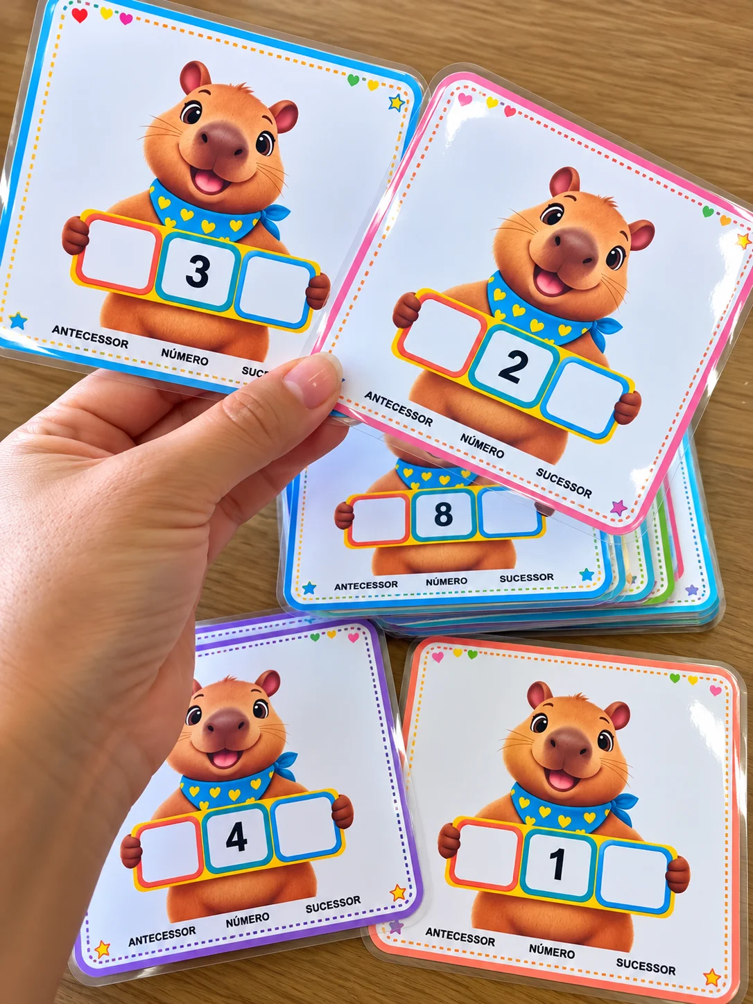 CARDS ANTECESSOR E SUCESSOR – CAPIVARINHA 🌟 — Matemática para Educação Infantil: Números de 1 a 50 ✏️ A criança completa o…