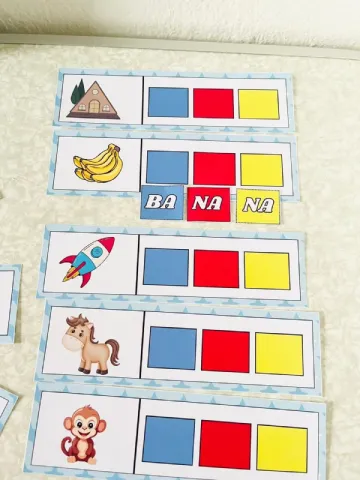 Cards silábicos ajudam a fortalecer o reconhecimento de sílabas e sons. — amostra 1: Cada sílaba é apresentada em uma única…