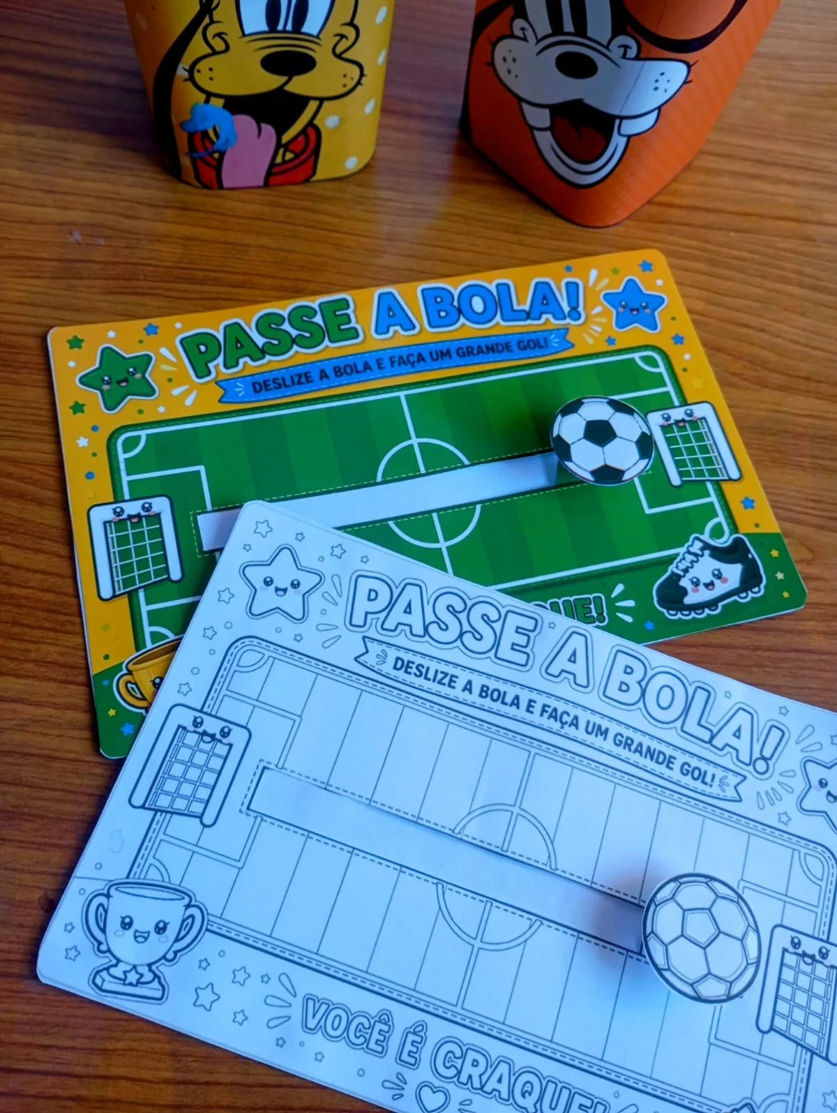 Cartão Futebol para Colorir e Imprimir — amostra 2: O Cartão Interativo “Passe a Bola” é um modelo super divertido com…