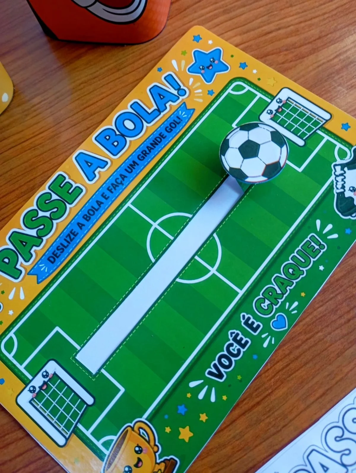 Cartão Futebol para Colorir e Imprimir — amostra 3: O Cartão Interativo “Passe a Bola” é um modelo super divertido com…