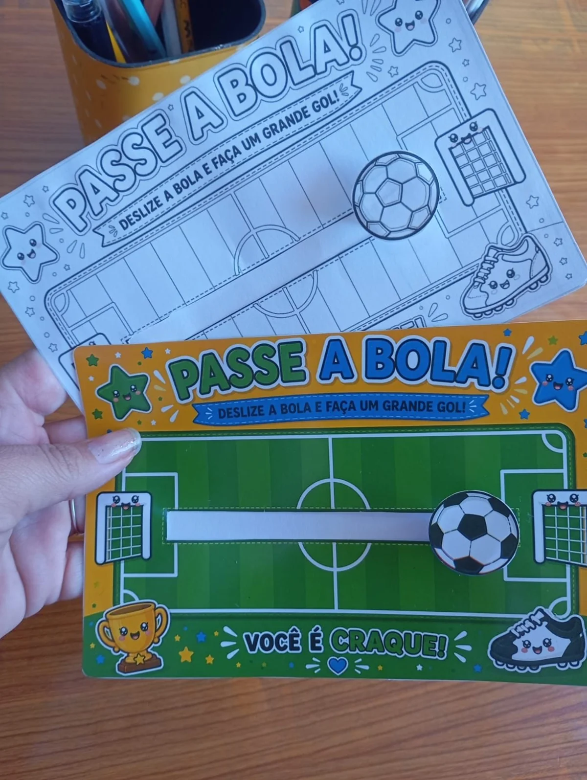 Cartão Futebol para Colorir e Imprimir — amostra 4: O Cartão Interativo “Passe a Bola” é um modelo super divertido com…