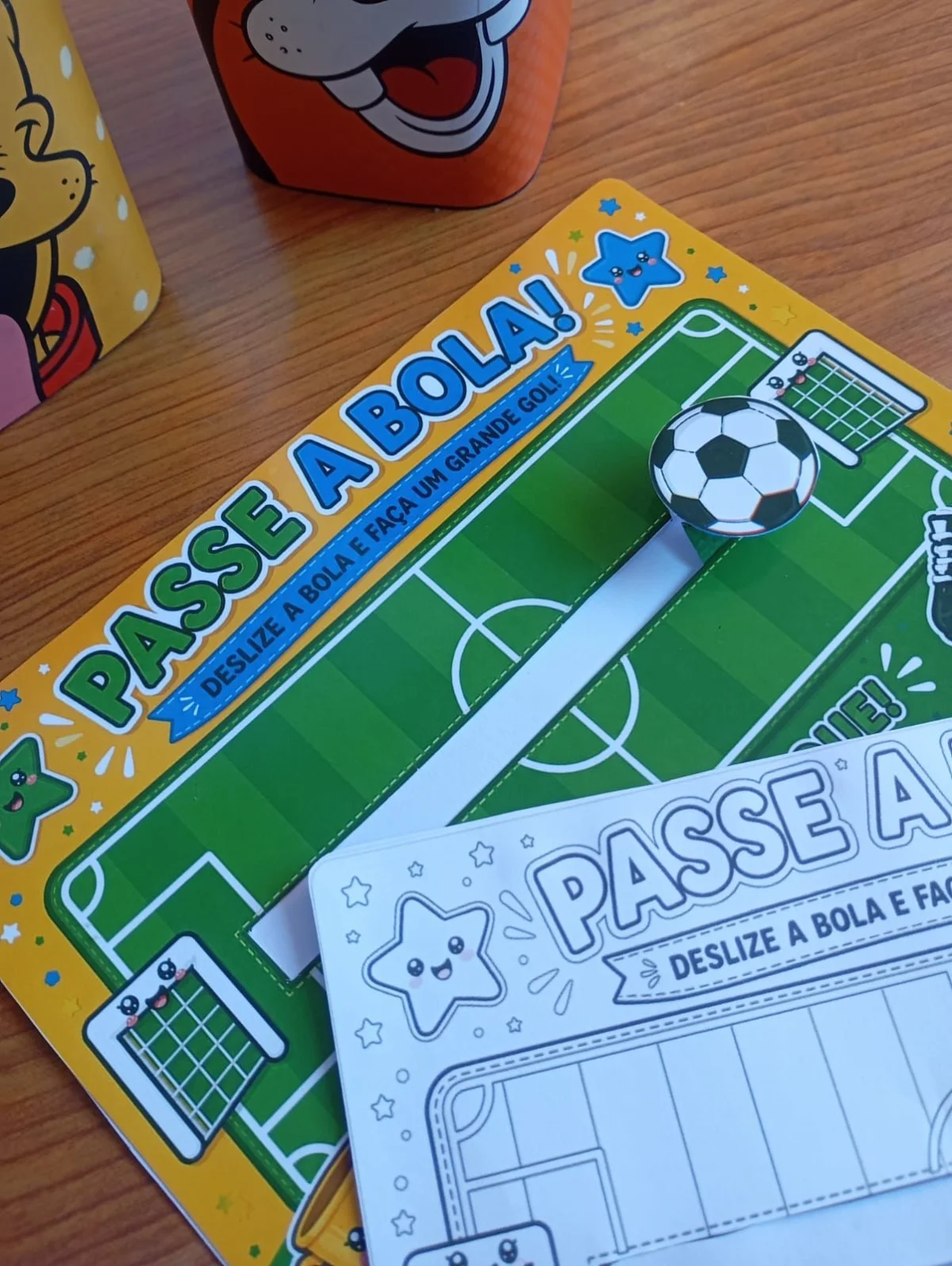 Cartão Futebol para Colorir e Imprimir — amostra 5: O Cartão Interativo “Passe a Bola” é um modelo super divertido com…