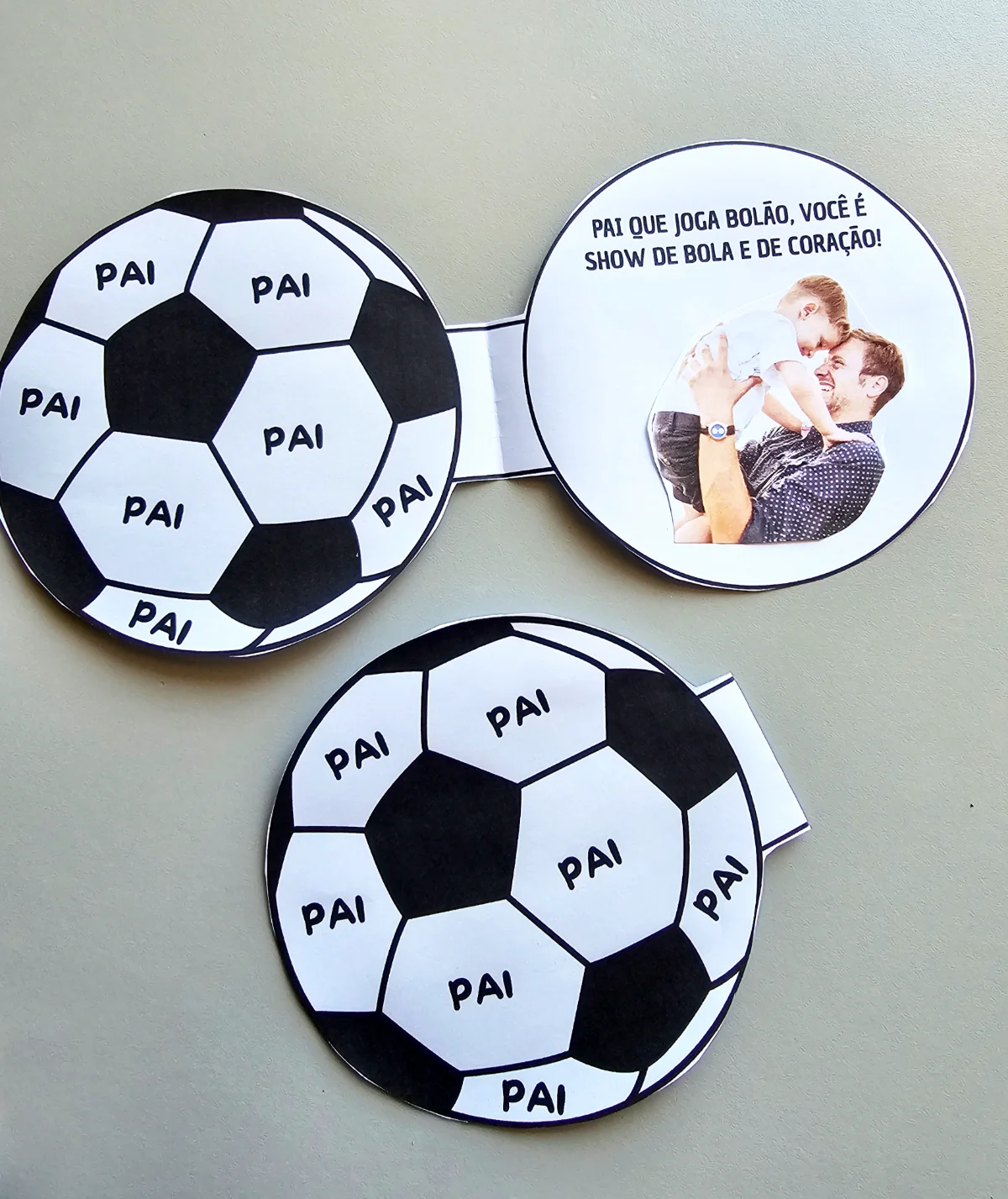 Cartão Interativo – Pai Joga Bolão ⚽💙 — Datas comemorativas para Educação Infantil: Cartão interativo em formato de bola…