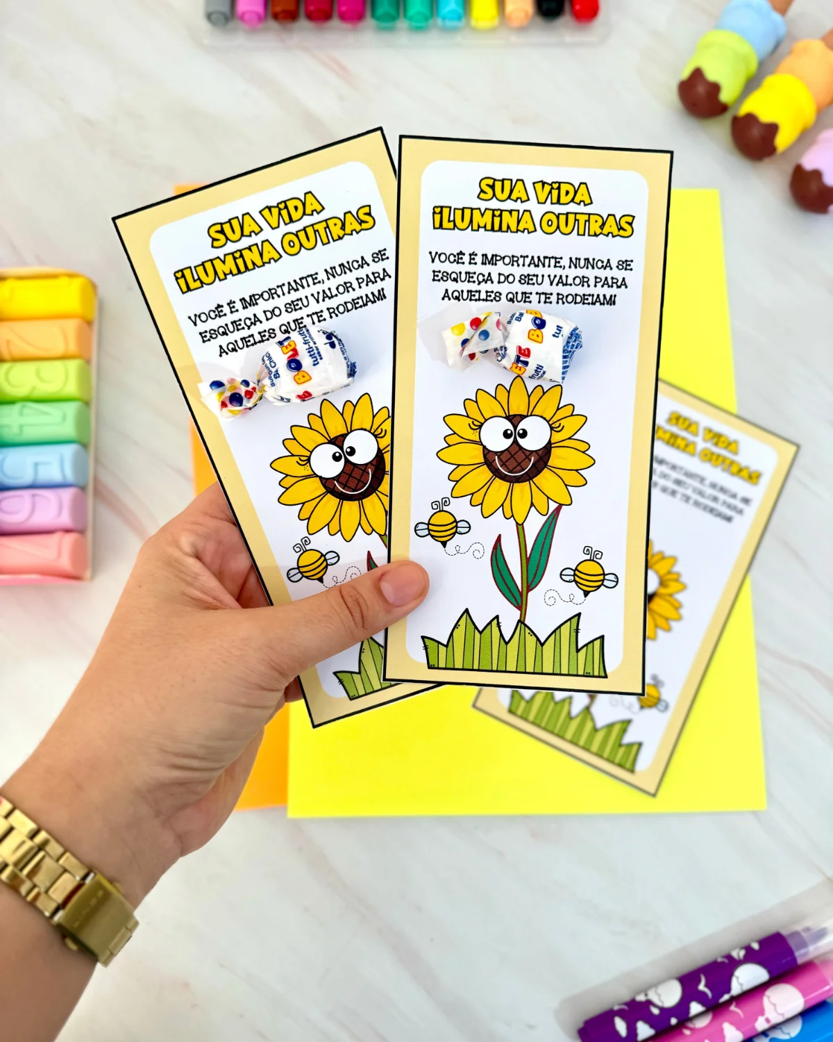 Cartão Setembro Amarelo – Material Pedagógico — amostra 3: O Setembro Amarelo nas escolas é importante porque cria…