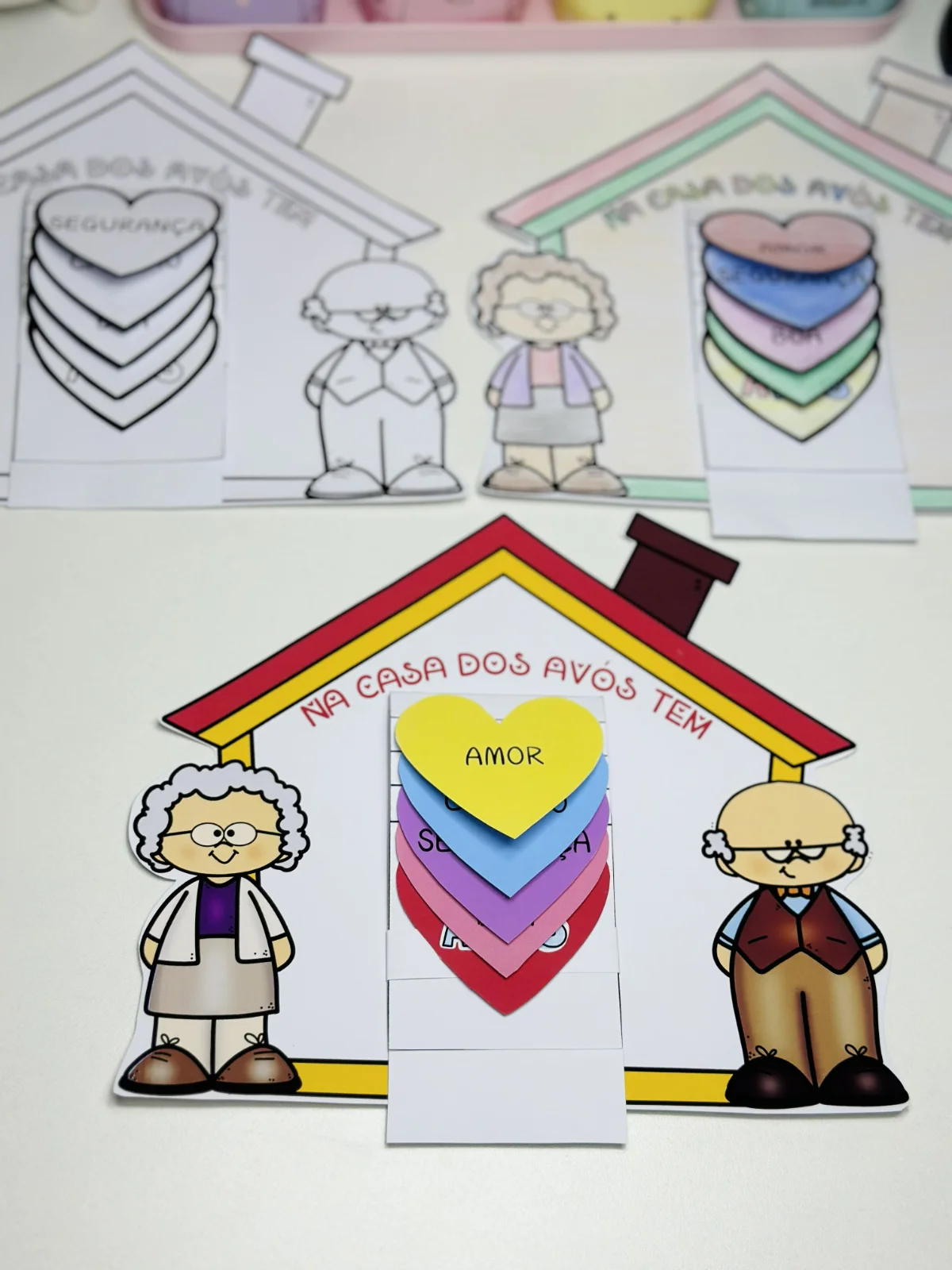 Cartãozinho "Na Casa dos Avós Tem" – PDF para Imprimir — amostra 3: Cartão interativo contendo corações com palavras sobre…