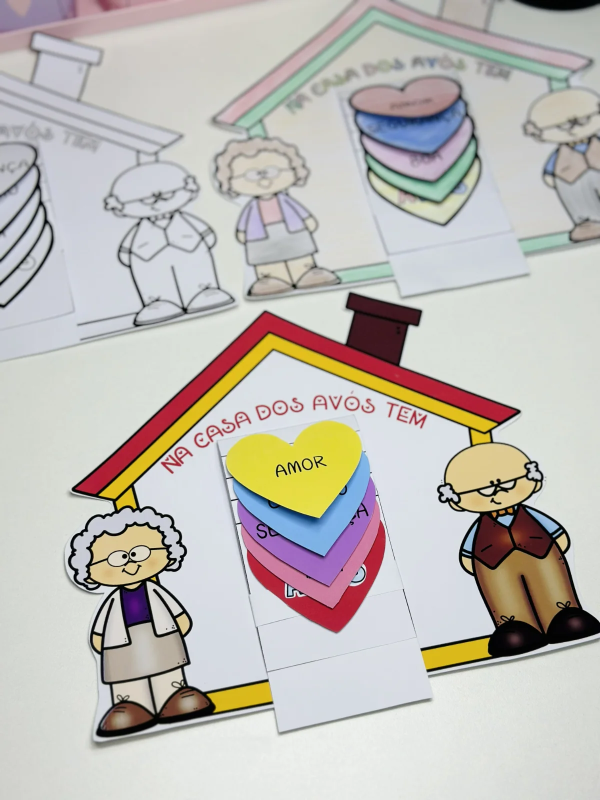 Cartãozinho "Na Casa dos Avós Tem" – PDF para Imprimir — amostra 4: Cartão interativo contendo corações com palavras sobre…