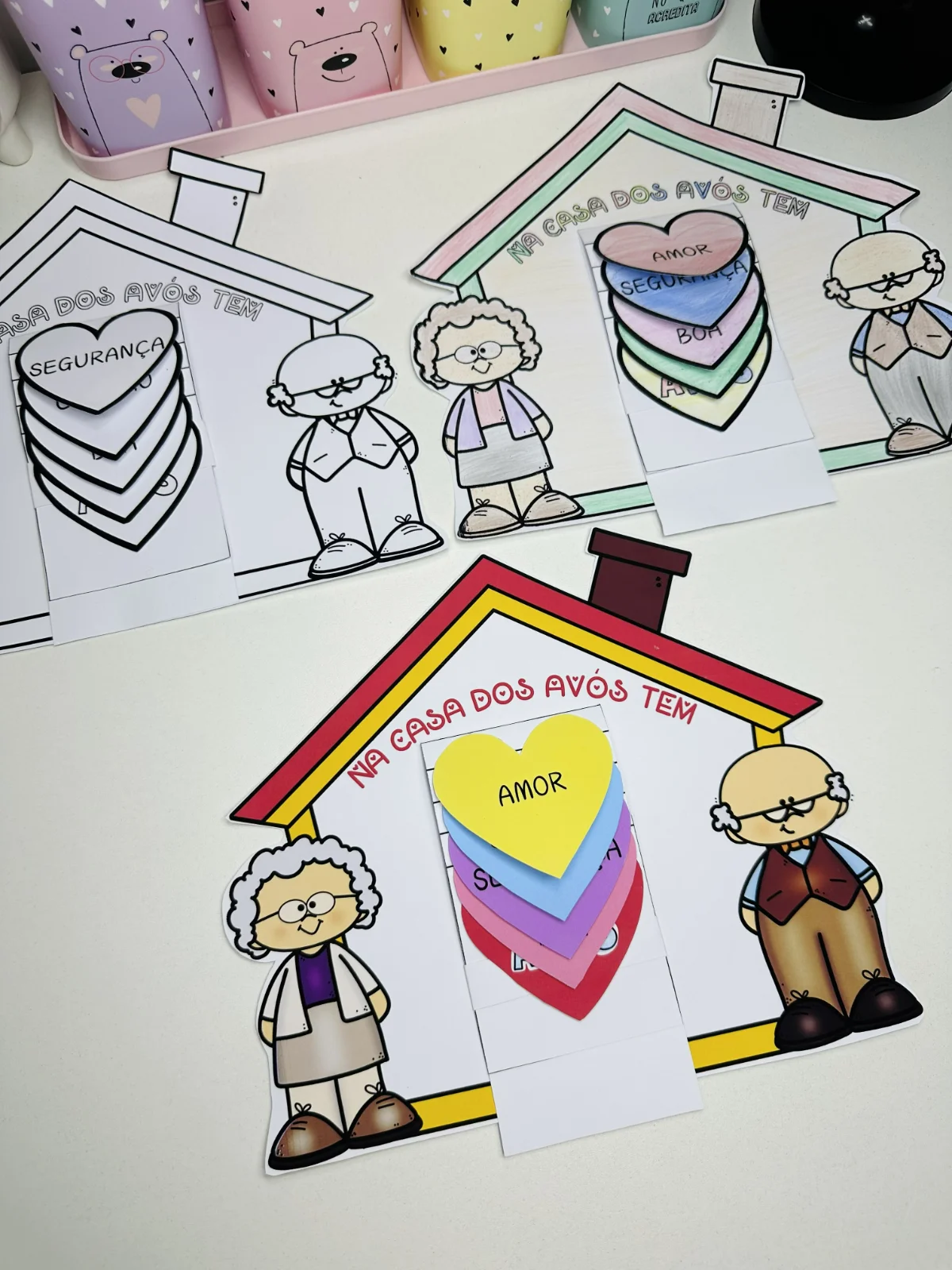 Cartãozinho "Na Casa dos Avós Tem" – PDF para Imprimir — amostra 5: Cartão interativo contendo corações com palavras sobre…