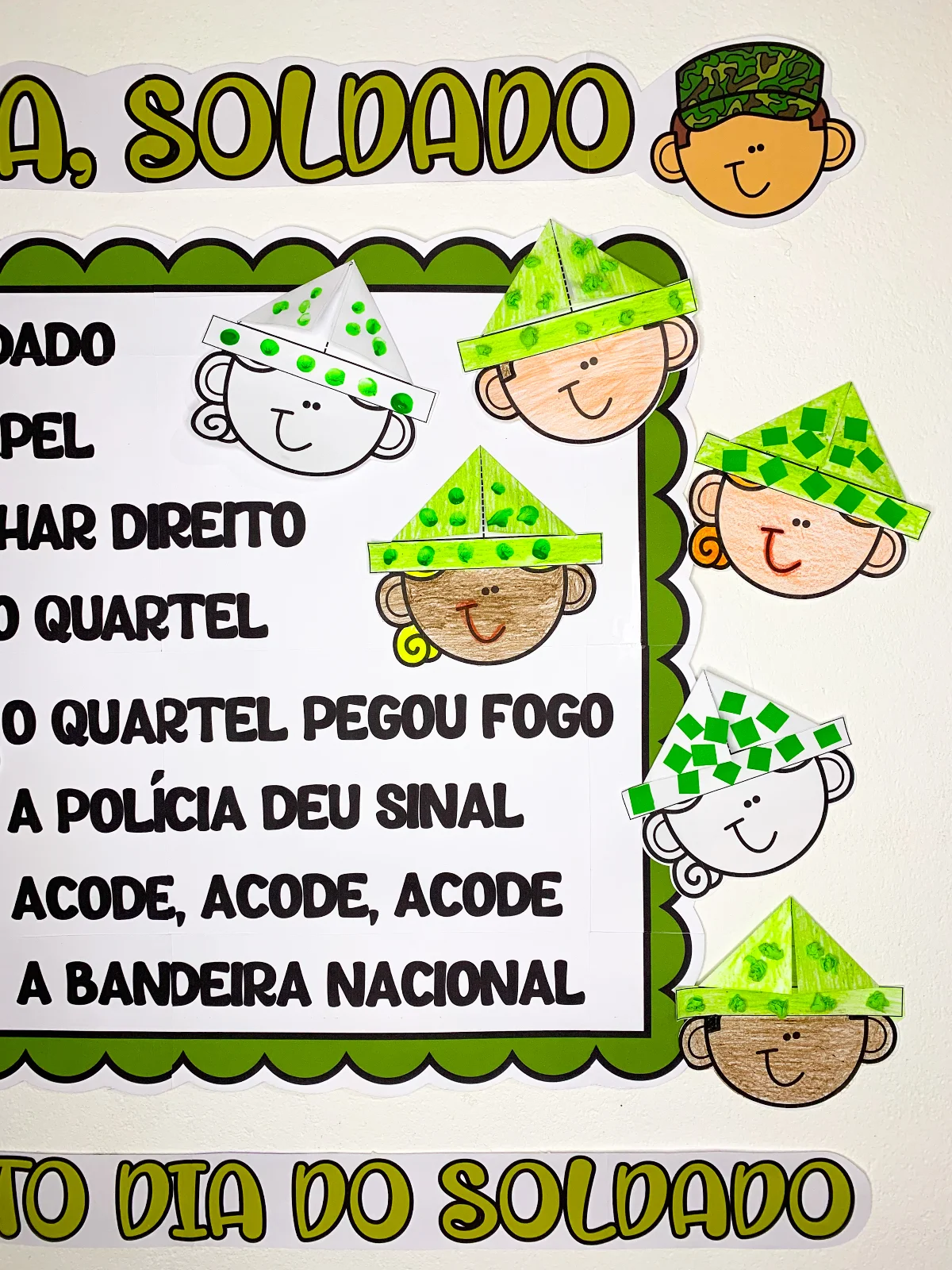 Cartaz Marcha Soldado - Dia do Soldado – PDF para Imprimir — amostra 6: Muito além de uma data comemorativa, esse cartaz…