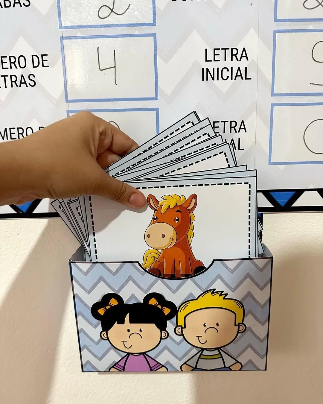 Cartaz palavrinha do dia – PDF para Imprimir | Alfabetização — amostra 2: Sobre o CARTAZ PALAVRINHA DO DIA Cartaz palavrinha do dia – PDF para Imprimir | Alfabetização — amostra 2: Sobre o CARTAZ PALAVRINHA DO DIA
