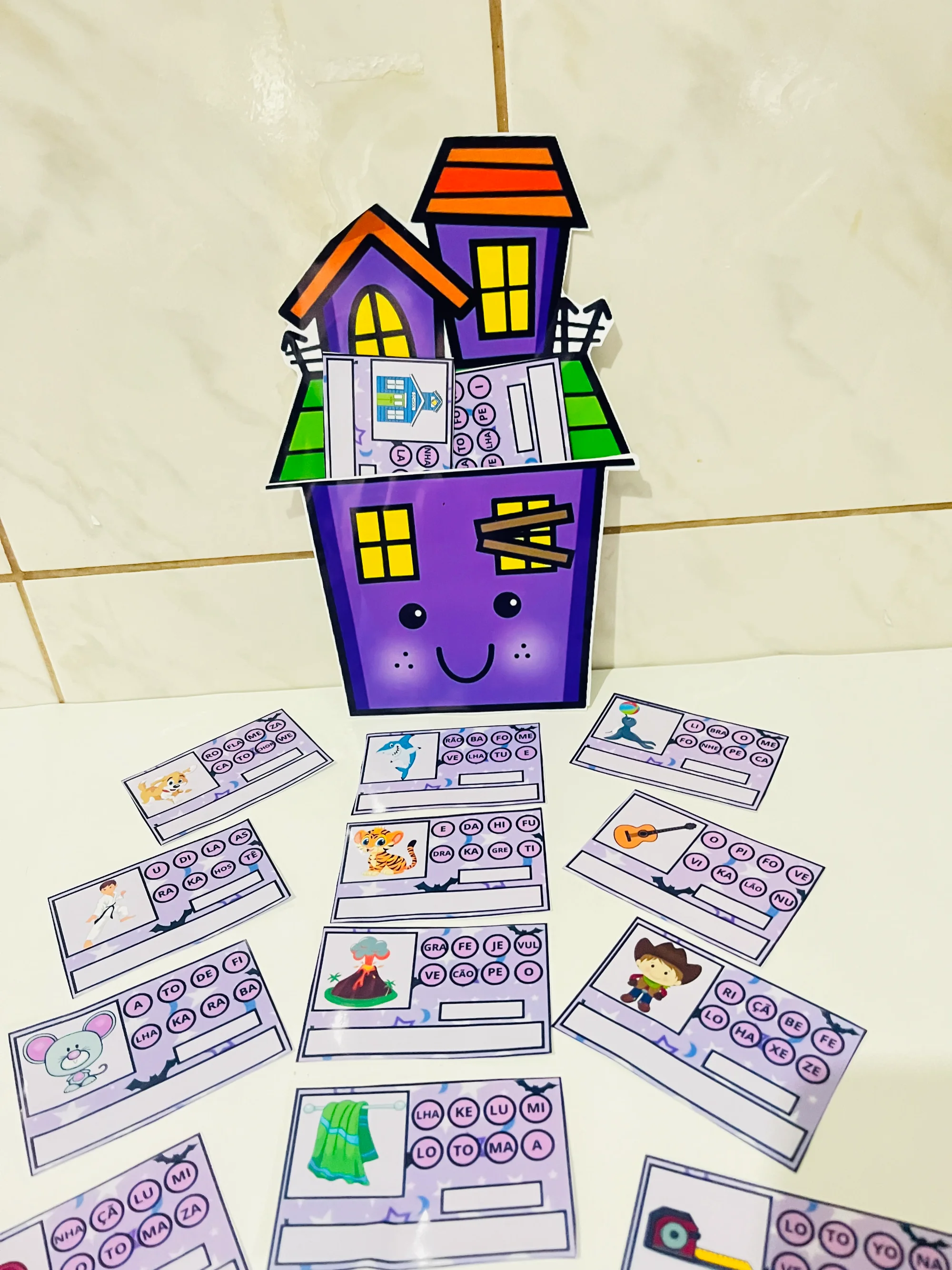 Casa dos Desafios – Formação de Palavras com Sílabas — amostra 1: 🏠🧩 CASA DOS DESAFIOS – MONTE A PALAVRA CORRETA! 🧩🏠