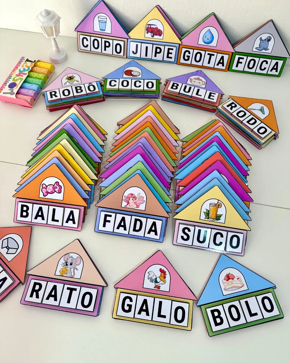 Casinha das Palavras: Letras Móveis para Alfabetização — amostra 3: Casinhas ilustradas com letras móveis para formar…