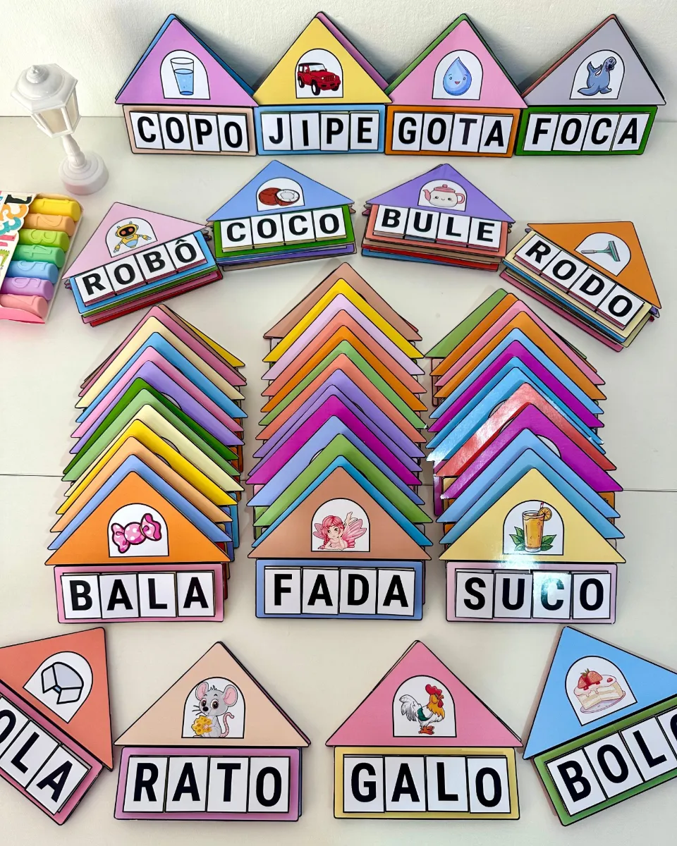 Casinha das Palavras: Letras Móveis para Alfabetização — amostra 4: Casinhas ilustradas com letras móveis para formar…