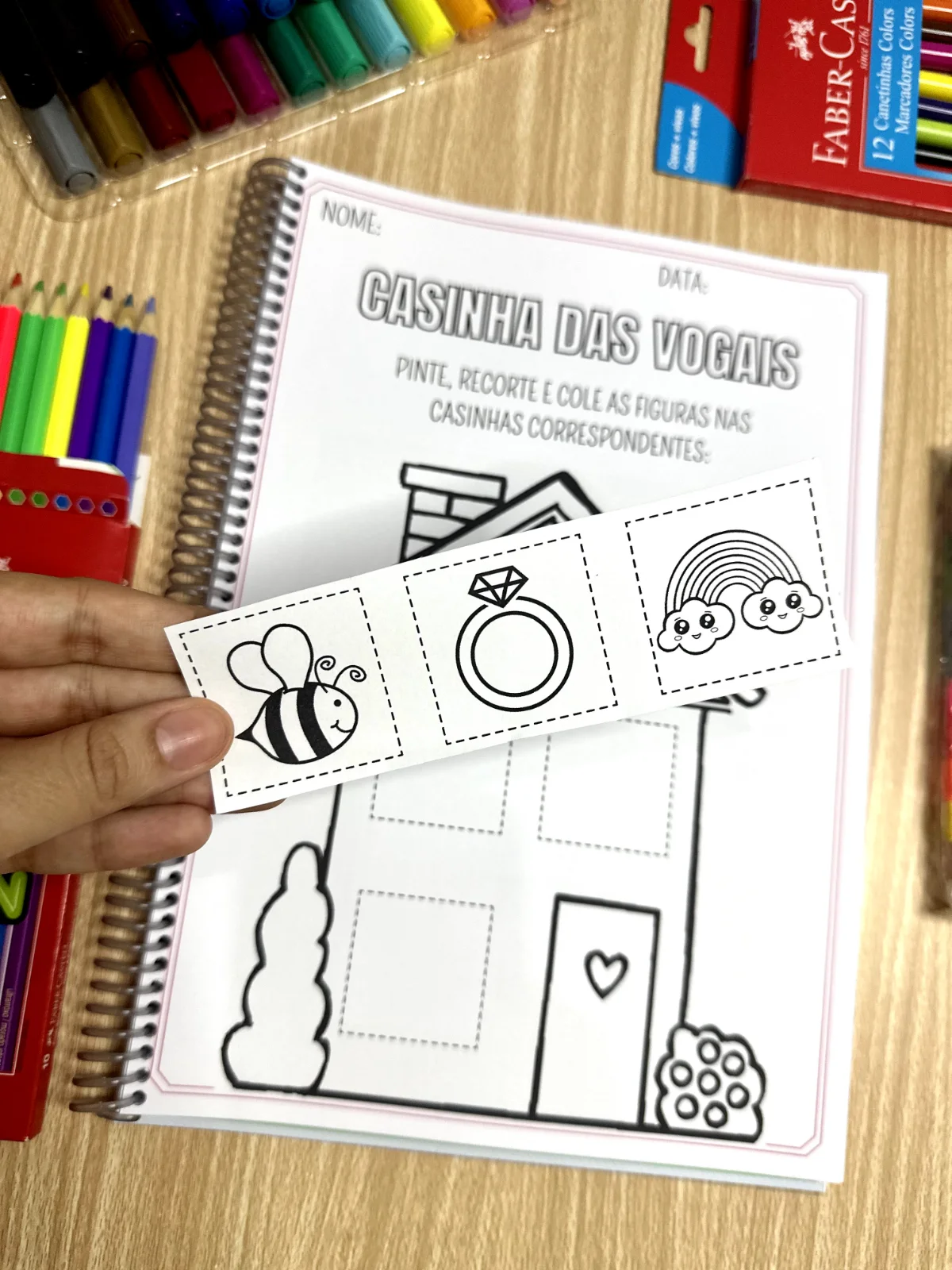 Casinha das Vogais — amostra 2: Apostila com 40 páginas de atividades para trabalhar as vogais, traçado, consciência…