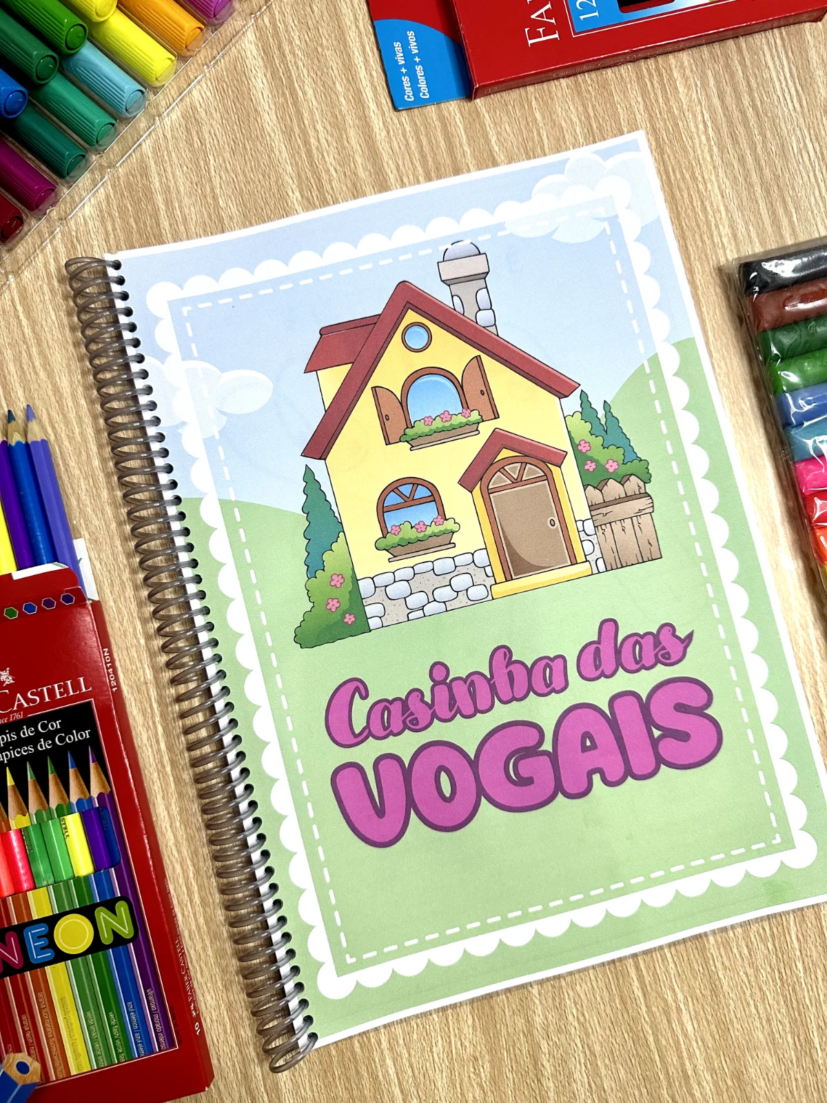 Casinha das Vogais — Alfabetização para Educação Infantil: Apostila com 40 páginas de atividades para trabalhar as vogais,…