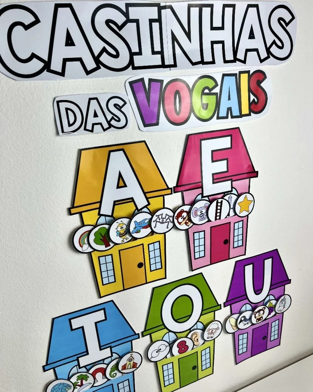 Casinhas das vogais – Material Pedagógico — amostra 2: Trabalhar com as "casinhas das vogais" ajuda as crianças a associar…