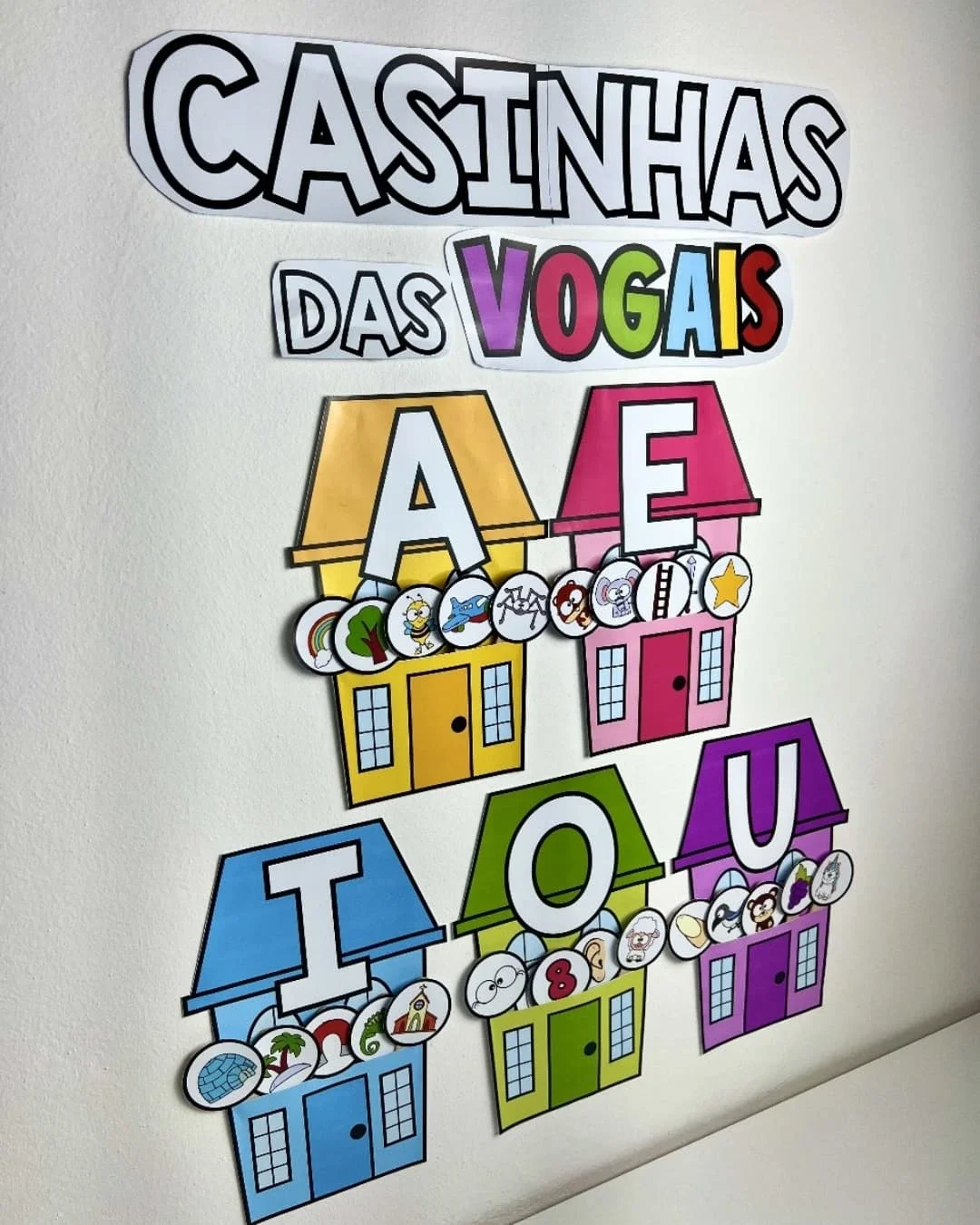 Casinhas das vogais – Material Pedagógico — amostra 4: Trabalhar com as "casinhas das vogais" ajuda as crianças a associar…