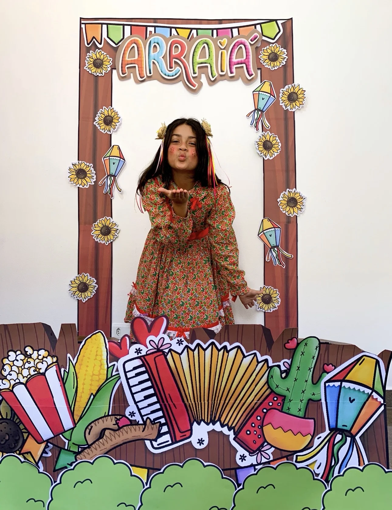 Cenário Junino para fotos — amostra 2: 🌽✨ Professores, que tal criar um cantinho temático encantador para suas fotos de…