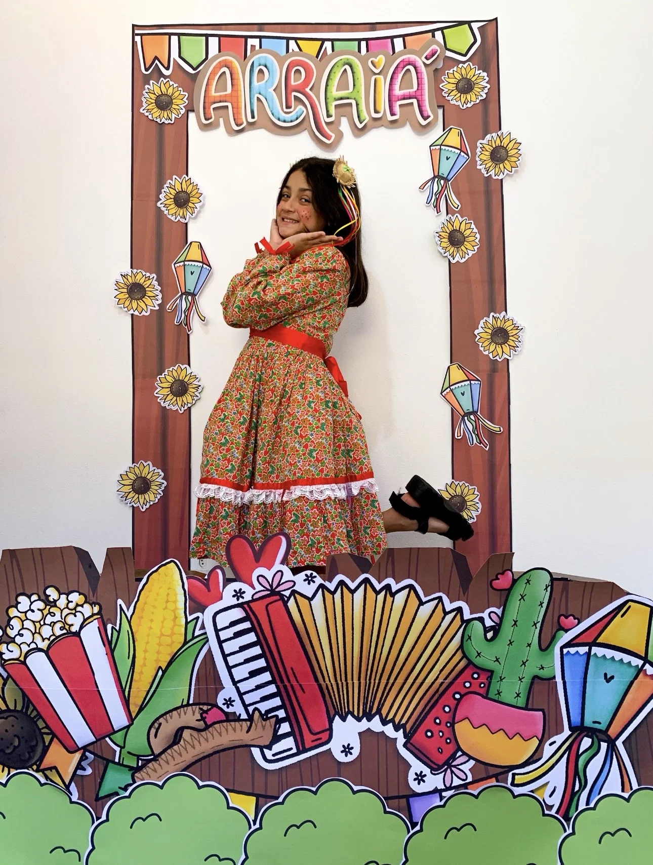 Cenário Junino para fotos — amostra 3: 🌽✨ Professores, que tal criar um cantinho temático encantador para suas fotos de…