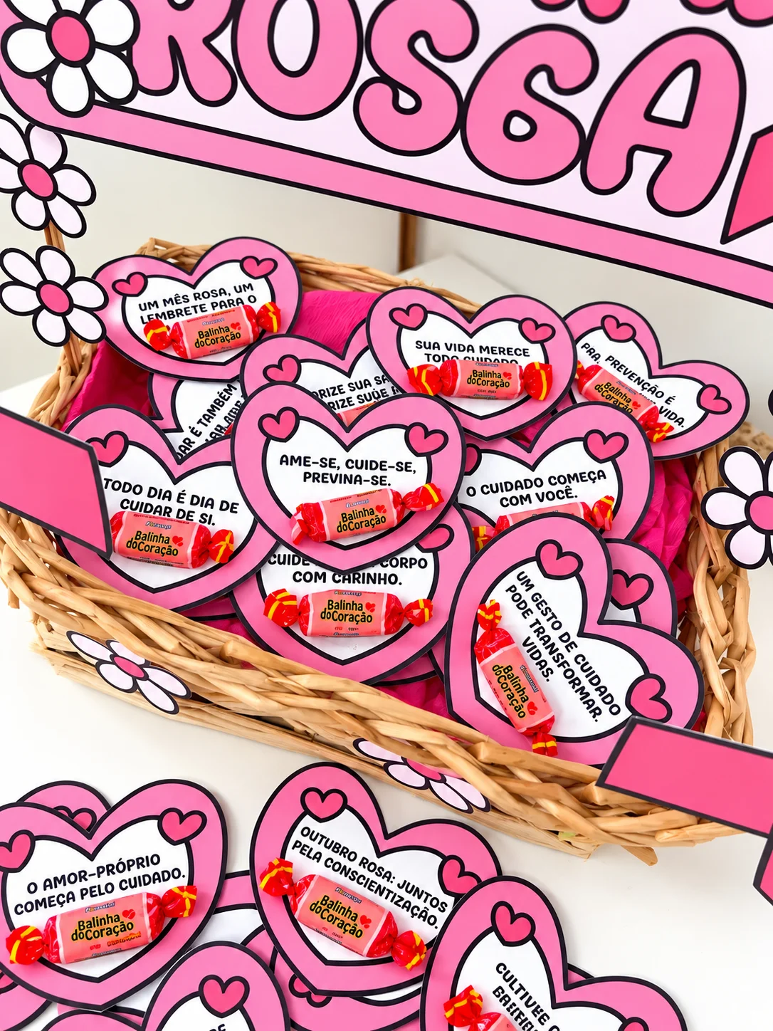Cesta Outubro Rosa com Mensagens e Lembrancinhas — amostra 2: Cesta do Outubro Rosa com 30 corações para mensagens e espaço…