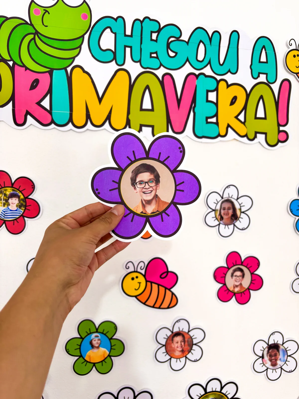 Chegou a Primavera! – Material Pedagógico — amostra 3: Um painel encantador que transforma os corredores da escola em um…