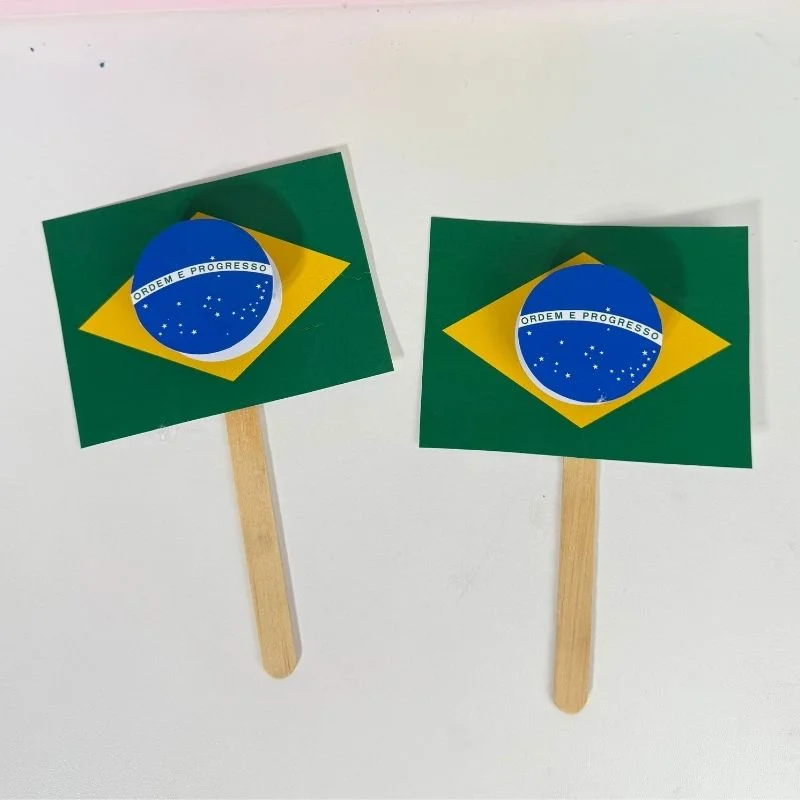 Chocalho da bandeira do Brasil — amostra 2: Chocalho da Bandeira do Brasil Este é um chocalho artesanal feito com a imagem…