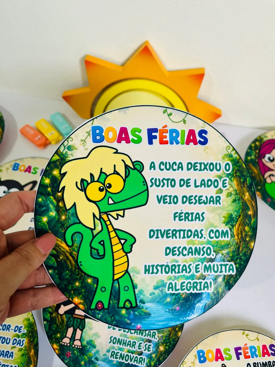 Coleção Pratinhos do Folclore - Lembrancinha de Férias — amostra 3: A turminha do folclore chegou com antecedência para…
