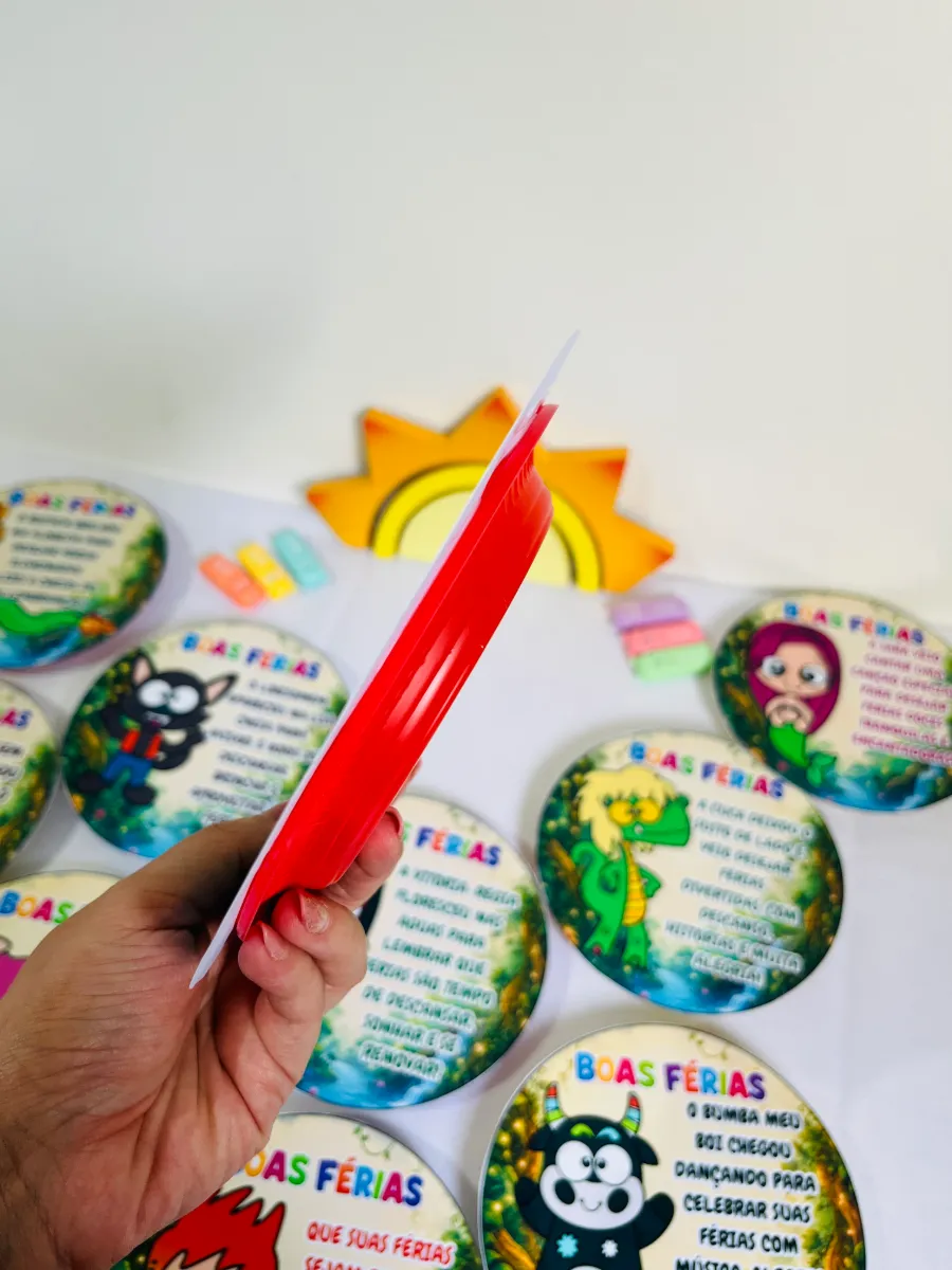 Coleção Pratinhos do Folclore - Lembrancinha de Férias — amostra 5: A turminha do folclore chegou com antecedência para…