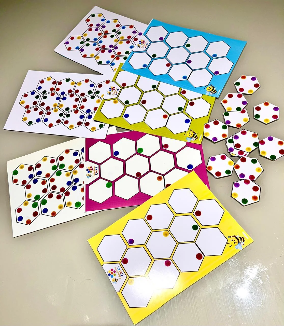 🐝 COLMEIA DAS CORES/Educação Infantil ✔ Turmas de 4 a 6 anos — amostra 1: A Colmeia das Cores é um jogo pedagógico visual,…