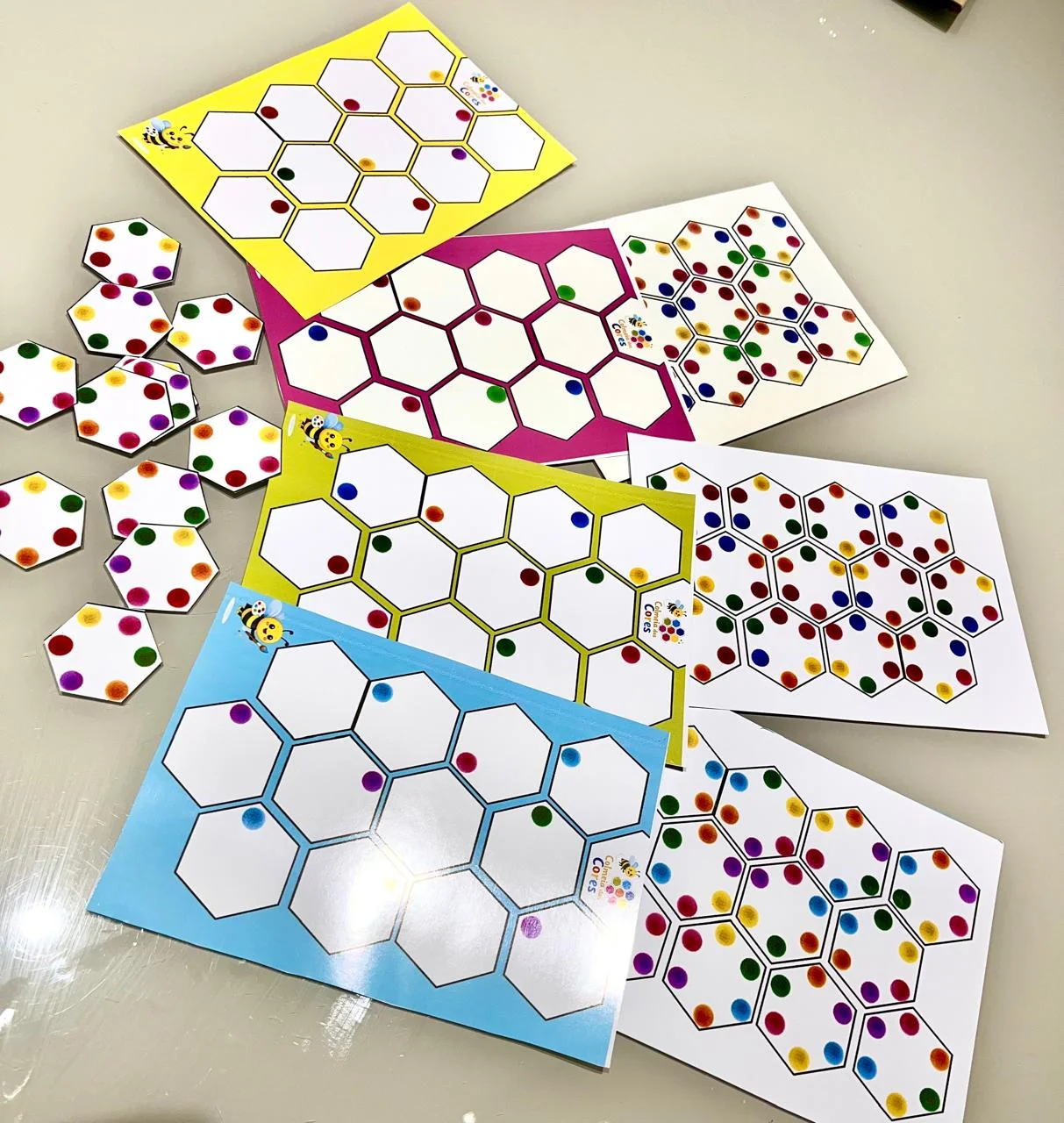 🐝 COLMEIA DAS CORES/Educação Infantil ✔ Turmas de 4 a 6 anos — amostra 3: A Colmeia das Cores é um jogo pedagógico visual,…