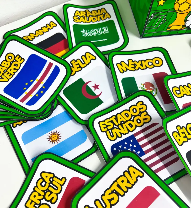 Copa do Mundo 2026: Caixa com Países e Bandeiras das Seleções — amostra 1: Países e bandeiras da Copa do Mundo 2026 em sala…