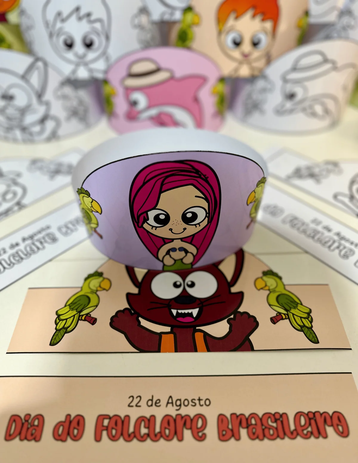 Coroas Lendas do Folclore Brasileiro — amostra 1: O material acompanha 9 coroas coloridas e 9 coroas para colorir , com os…