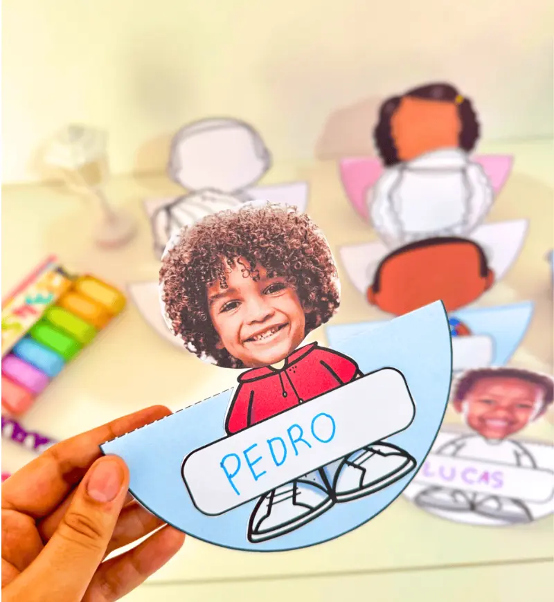Crachá de mesa Dançante para Educação Infantil em PDF — amostra 2: O que vem no material