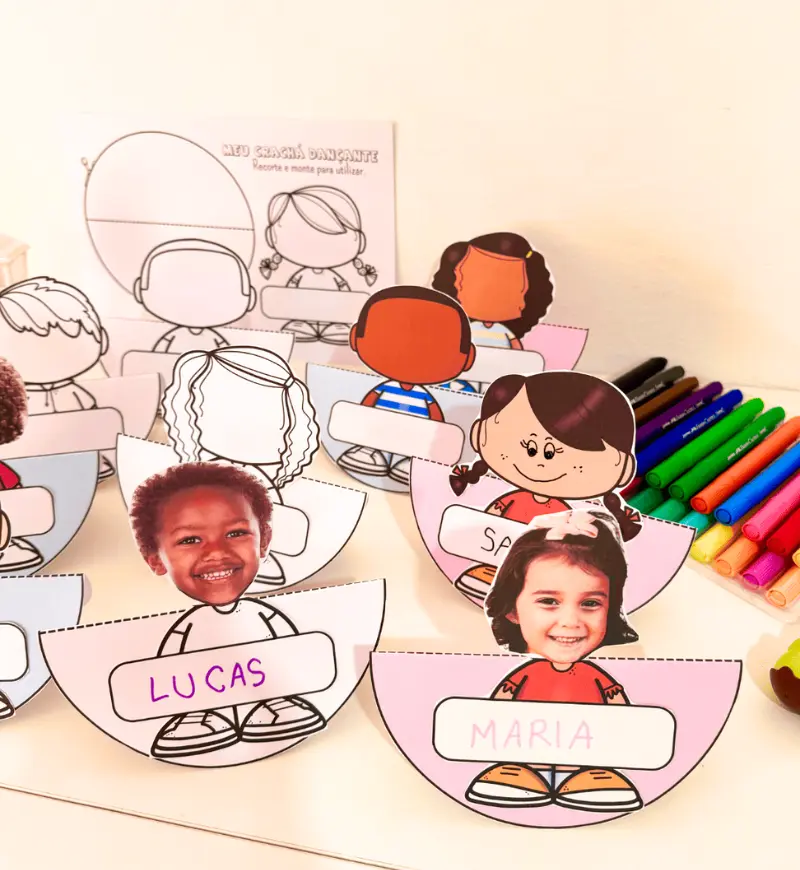 Crachá de mesa Dançante para Educação Infantil em PDF — amostra 5: Organize a identificação das mesas com o Crachá Dançante…