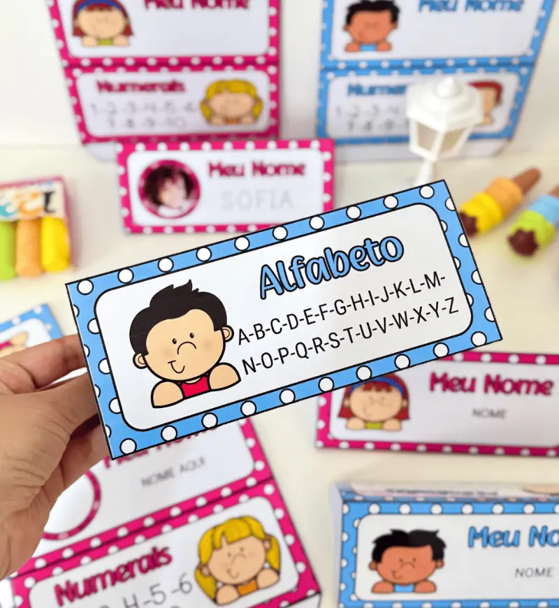 Crachá de mesa editável com nome, foto, alfabeto e numerais — amostra 1: Crachá de mesa editável para identificar e consultar