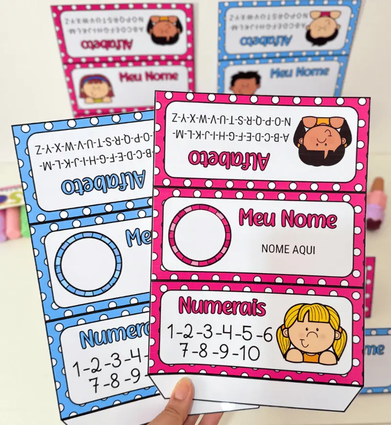 Crachá de mesa editável com nome, foto, alfabeto e numerais — amostra 2: O que vem no material