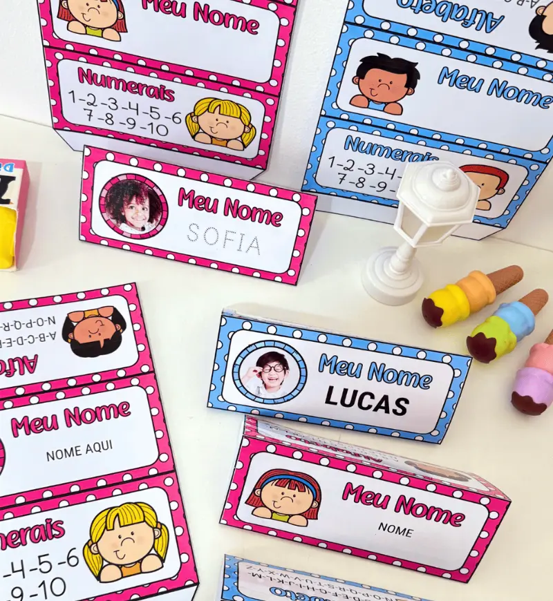 Crachá de mesa editável com nome, foto, alfabeto e numerais — amostra 3: Como usar em sala de aula