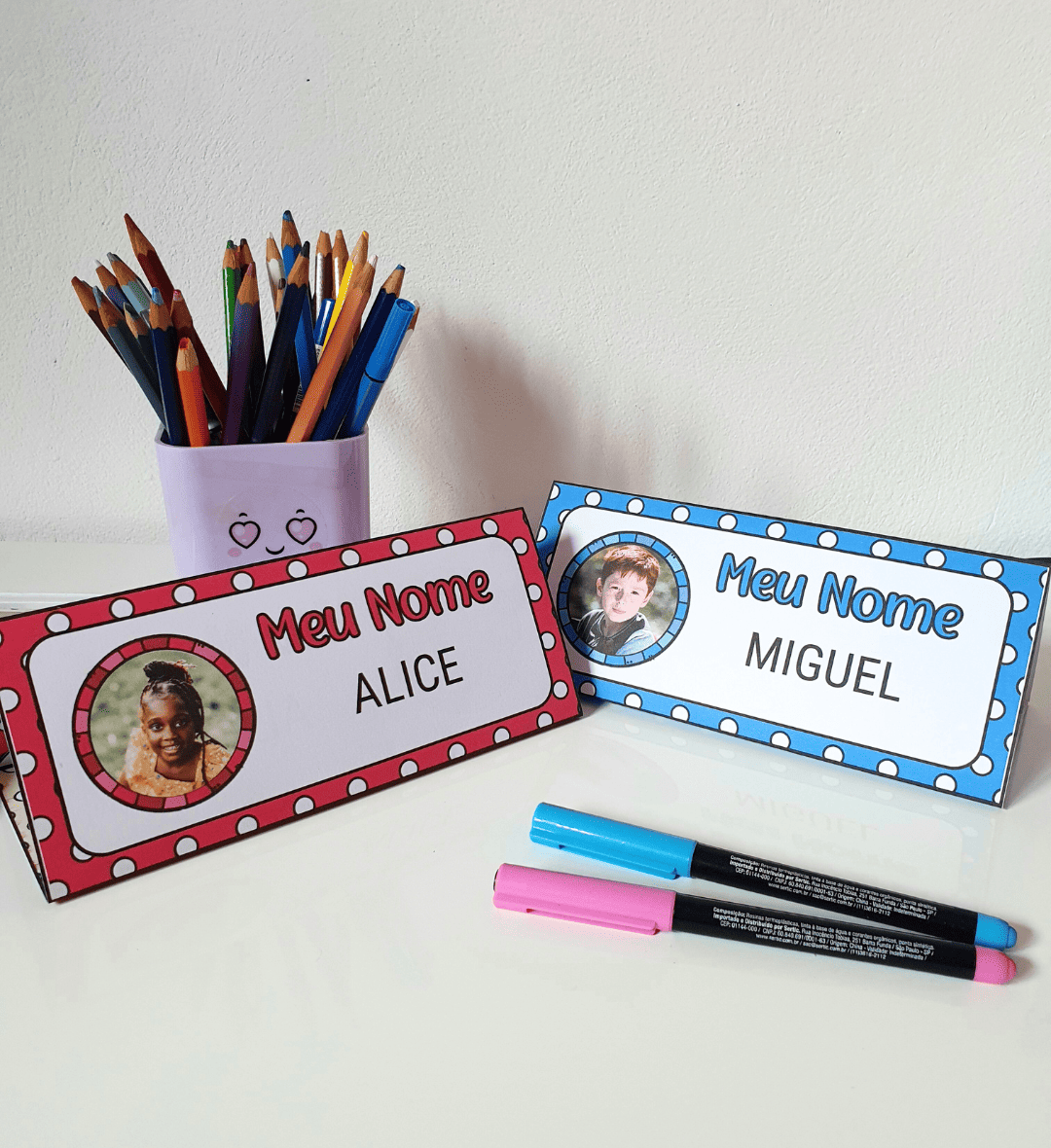 Crachá de mesa editável Stitch com alfabeto e numerais até 10 — amostra 1: Crachá de mesa editável com tema Stitch