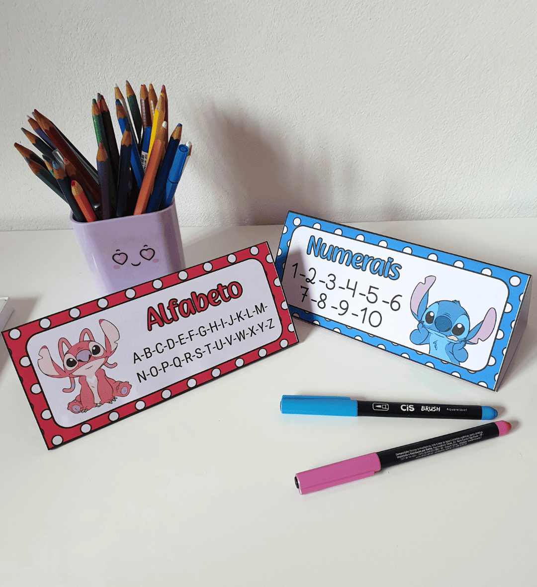 Crachá de mesa editável Stitch com alfabeto e numerais até 10 — amostra 5: Personalize o crachá de mesa com nome e foto de…