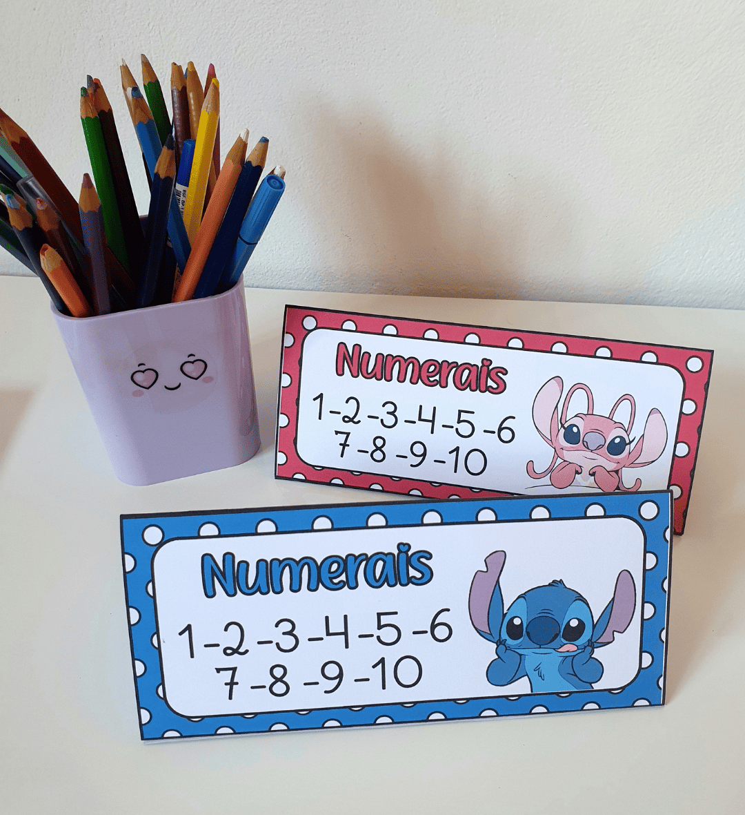 Crachá de mesa editável Stitch com alfabeto e numerais até 10 — amostra 6: Personalize o crachá de mesa com nome e foto de…